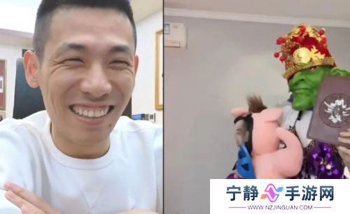 旭旭宝宝连麦搞怪女主播，现场装扮哥布林玩梗，头套一摘网友不淡定了