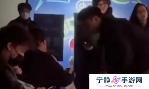 LPL现场女粉殴打工作人员，情绪激动难控制，被强行拉走永久不许观赛