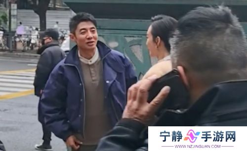 撒贝宁与王鸥现身福州，众明星齐聚太热闹，现场吃地道美食直夸赞