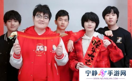 LPL冠军选手赛场多次失误，被曝因失恋而不在状态，网友：赶紧换人