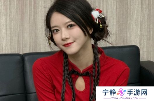 LPL女主持骆歆曝光收入，称去年工资只有16万，网友惊呼：怎么这么少