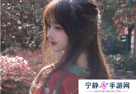 00后美女古风美照，十里红妆太吸睛，云想衣裳花想容