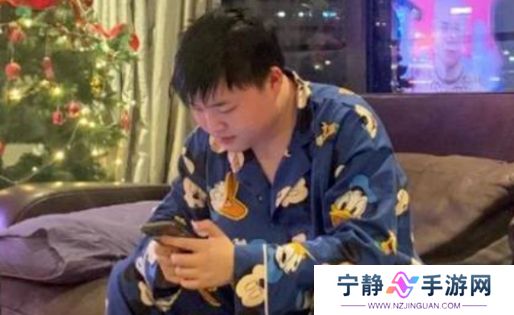 Uzi深夜直播自述压力太大，称十分努力但人气不达标，工资都拿不到