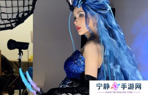 LPL女主持Rita扮演龙王敖闰，妆造还原太吸睛，想和她做个交易吗？